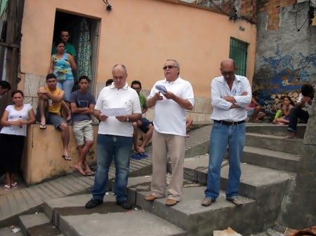  Vereador Tiago Nogueira, vereador Montorinho e Jorge Dias, liderança comunitária na Assembléia do Núcleo Habitacional Capuava