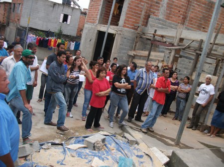 Moradores na reunião de Regularização Fundiária do Núcleo Habitacional Capuava